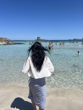 🇮🇹 Are there any beaches where I need to make a reservation and wear an entry bracelet?