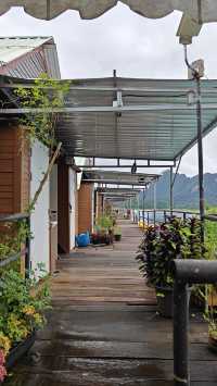 Stay in a Floating Bungalow in Thailand – Nature, Tranquility & Tips 🛶🌿
