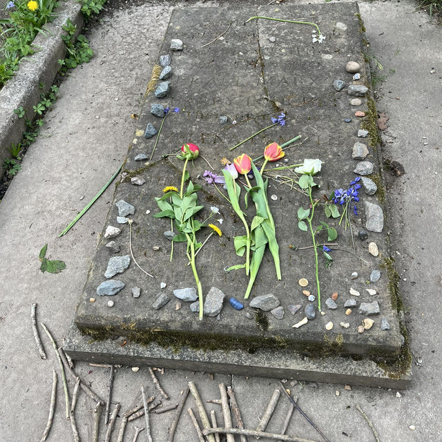 A Hauntingly Beautiful Oasis in London – Highgate Cemetery is Unforgettable!