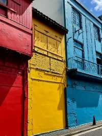 Разноцветная улица рядом с City God Temple