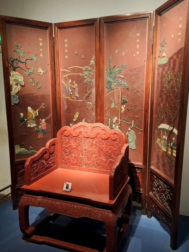 Шанхайский музей на Народной площади Шанхайский музей на Народной площади