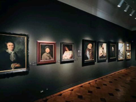 #winterescape 🎨 สัมผัสความสง่างามทางศิลปะที่พิพิธภัณฑ์ศิลปะพระราชวังราดวิลาในวิลนีอุส! 🖼️✨

พิพิธภัณฑ์แห่งนี้ตั้งอยู่ในพระราชวังเก่าแก่ รวบรวมผลงานชิ้นเอกและศิลปะร่วมสมัยไว้ในห้องจัดแสดงที่โปร่งโล่งและงดงามตระการตา เดินชมใต้ซุ้มประตูอันยิ่งใหญ่และค้นพบอัญมณีล้ำค่า เช่น ภาพเขียนสี่ภาพที่เรียงรายอยู่ในห้อง แต่ละภาพเชิญชวนให้คุณหยุดชื่นชมและไตร่ตรอง

เริ่มต้นการเยี่ยมชมของคุณในห้องแสดงภาพหลัก—มองหานิทรรศการที่น่าสนใจซึ่งจัดแสดงท่ามกลางการตกแต่งภายในที่งดงาม โดยเฉพาะอย่างยิ่งในช่วงเช้าวันธรรมดาที่เงียบสงบ (ฉันแนะนำให้มาถึงตอนเปิดทำการเพื่อคนน้อยลงและแสงที่ดีที่สุด!) สิ่งที่ต้องทำ: หยุดพักในห้องจัดแสดงที่ภาพเขียนทั้งสี่ภาพสร้างบรรยากาศที่เป็นส่วนตัว แสงไฟอ่อนๆ และผนังที่สง่างามเป็นฉากหลังที่สวยงามสำหรับการถ่ายภาพลง Instagram ไม่ว่าจะเป็นจากตรงกลางหรือใกล้ๆ มุมห้องเพื่อองค์ประกอบภาพที่เต็มไปด้วยงานศิลปะ อย่าพลาดการสำรวจห้องอื่นๆ ที่มีการจัดแสดงที่เปลี่ยนแปลงอยู่เสมอ—มีสิ่งสร้างแรงบันดาลใจอยู่เสมอ!

เคล็ดลับ: พิพิธภัณฑ์ศิลปะพระราชวังราดวิลาตั้งอยู่ที่ Vilniaus g. 24. เปิดทำการวันอังคาร-พุธ และวันศุกร์-เสาร์ เวลา 11:00-19:00 น. วันพฤหัสบดี เวลา 12:00-20:00 น. และวันอาทิตย์ เวลา 11:00-17:00 น. ปิดวันจันทร์ ควรเตรียมเสื้อผ้ากันหนาวมาด้วย เนื่องจากภายในพิพิธภัณฑ์มีอากาศเย็นสบายตลอดทั้งปี

ข้อควรระวัง: อนุญาตให้ถ่ายภาพได้ แต่ควรหลีกเลี่ยงการใช้แฟลชและเคารพป้ายบอกทาง เพื่อไม่ให้รบกวนงานศิลปะหรือผู้เข้าชมท่านอื่น หากเข้าชมในช่วงที่มีกิจกรรมท้องถิ่น การจองล่วงหน้าผ่าน trip.com จะช่วยให้คุณได้ที่นั่ง

#วิลนีอุส #พิพิธภัณฑ์ศิลปะ #พระราชวังราดวิลา #ทริปวัฒนธรรม #นิทรรศการในร่ม