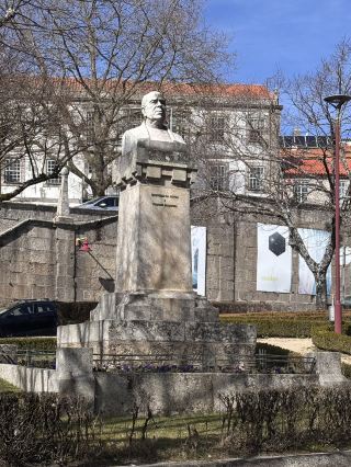 A Green Retreat in the City's Heart 🌳🌺