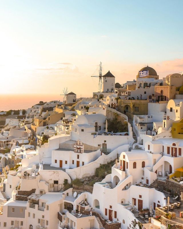 Santorini: Beautiful Photos, Disappointing Experience? Share Your Thoughts! 📷