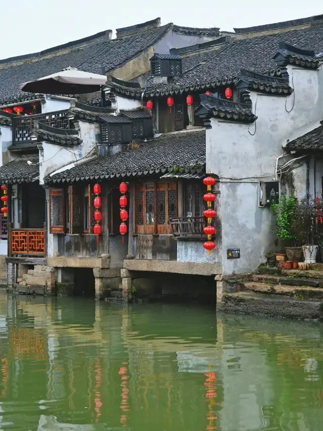 Compared to Wuzhen, I prefer this ancient town with no one