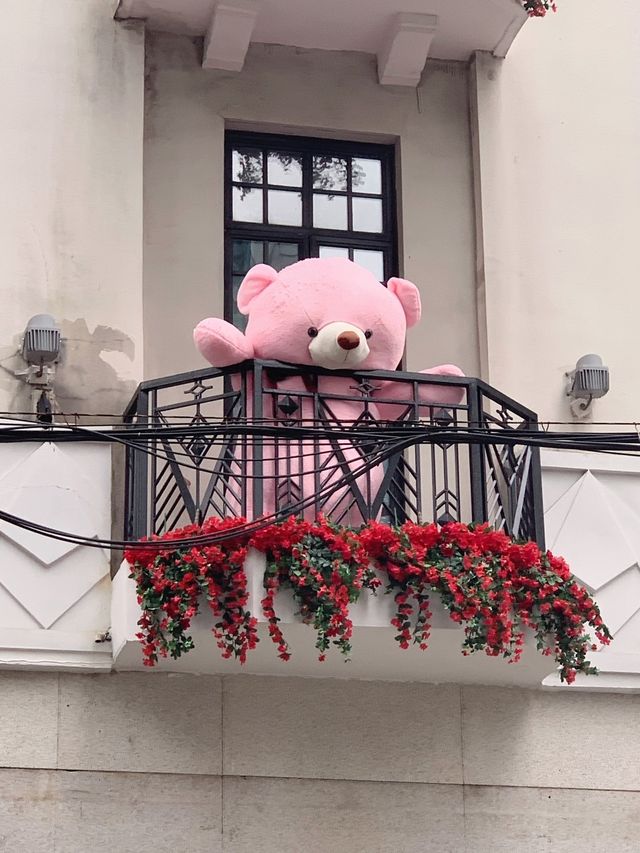 上海街頭的浪漫，揚子飯店小熊玫瑰花露台