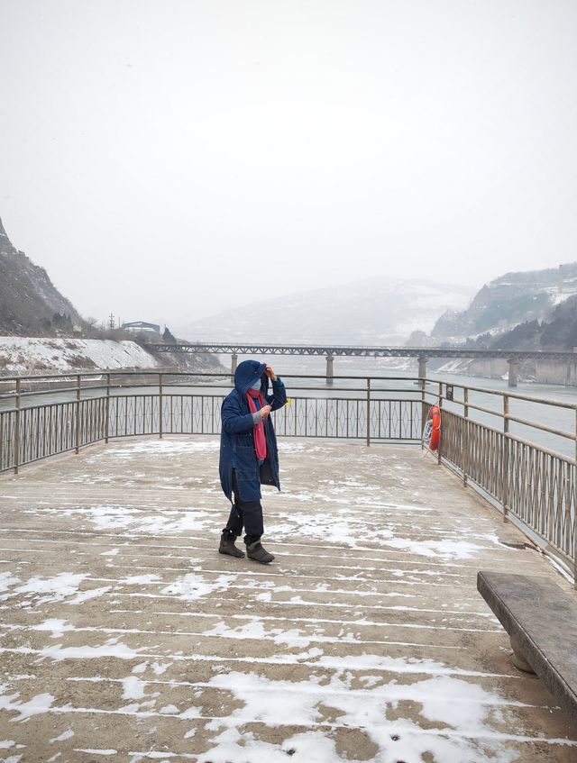 一夜雪後，濃霧中的三門峽大壩
