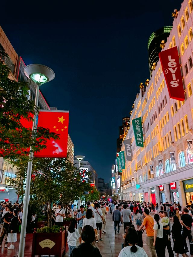 國慶假期，夜晚的南京路步行街