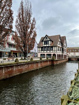 ปราสาทแห่งเมืองเอิลบัค บนฝั่งแม่น้ำมุมลิงค์