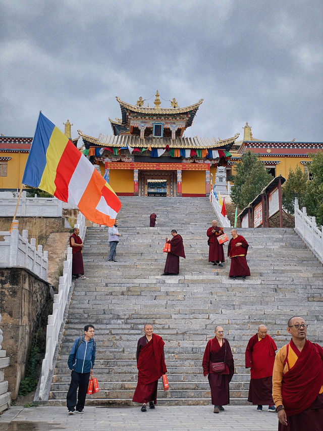 指雲寺位於拉市海旁，是麗江五大寺之一