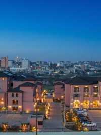 🌟✈️ Kampala's Cozy Corners: Top Hotel Picks! 🏨🍹