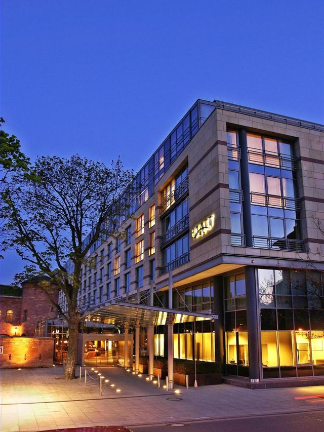 🏨✨ Mainz Marvels: Hyatt Regency's Chic Comforts 🛏️🍽️