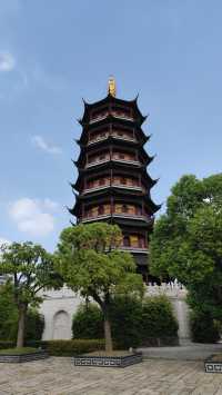 泰州這座平原上的城市，卻有四座帶山的寺廟，南山寺便是其中一座