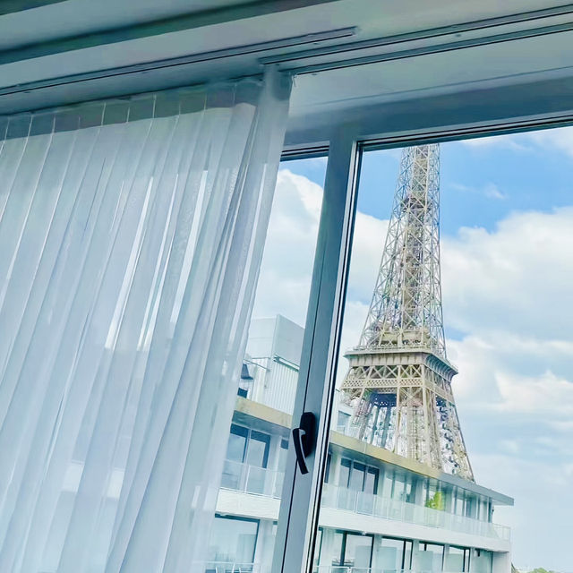 Who can refuse this hotel next to the Eiffel Tower in Paris 😍  