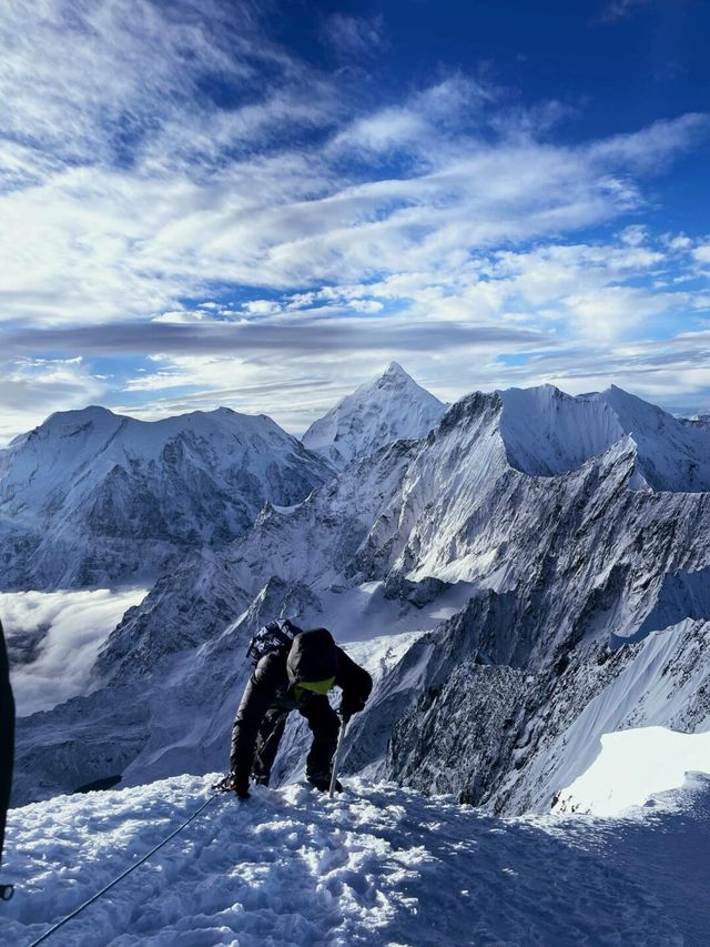 那抹勒多曼因藍！攀登6112米技術雪山！
