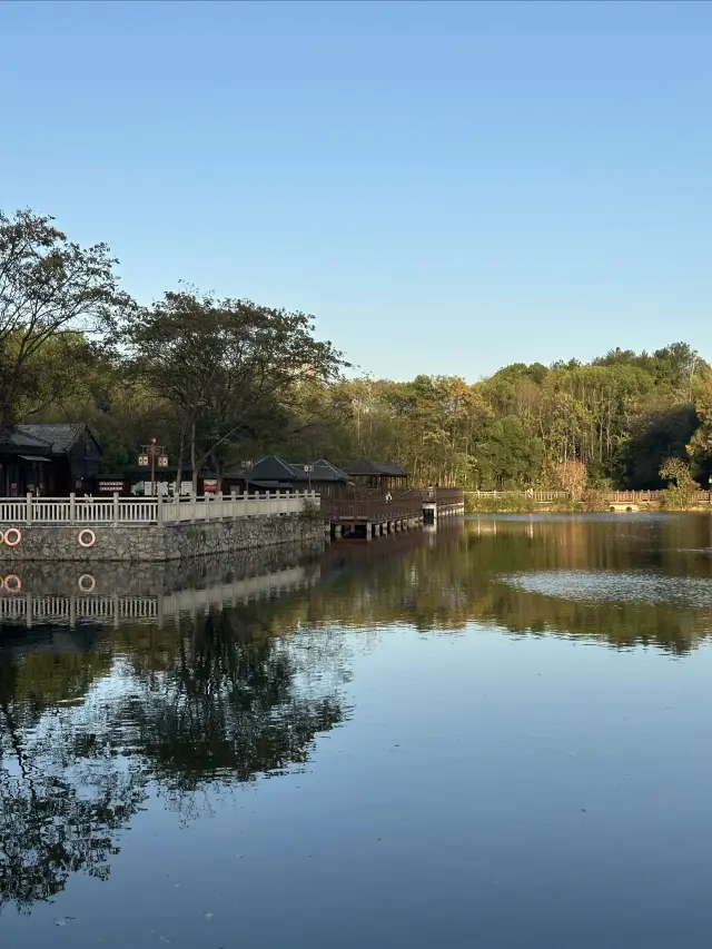 This hotel in Xianning Wanda is perfect for enjoying the night view while taking a bath.