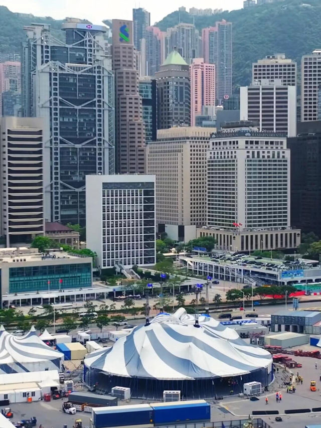 端午假日靈感💡打開這份香港節日地圖🗺️當粽香悄然浮動，龍舟鼓聲喚醒水面漣漪～這個初夏，不妨換種方式度假🌿在傳統與先鋒之間，在海風與詩意之中，邂逅一場只屬於香港的假日篇章！