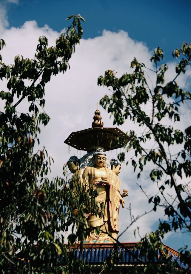 掃街日記｜昆明虛寧寺700年古寺藏著絕美漢白玉佛國
