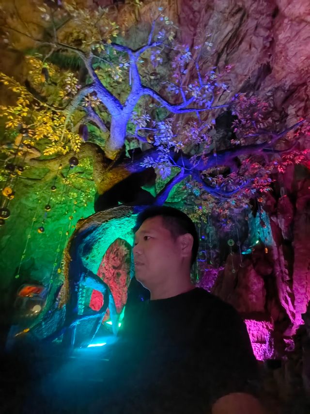 開遠秘境！南洞喀斯特暗河光影奇遇記 推薦理由： 滇南寶藏！避暑勝地包攬整片溶洞！人少唔使逼 