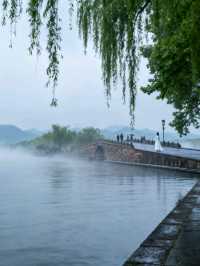 驚艷！杭州西湖斷橋，煙雨朦朧時邂逅白素貞同款浪漫