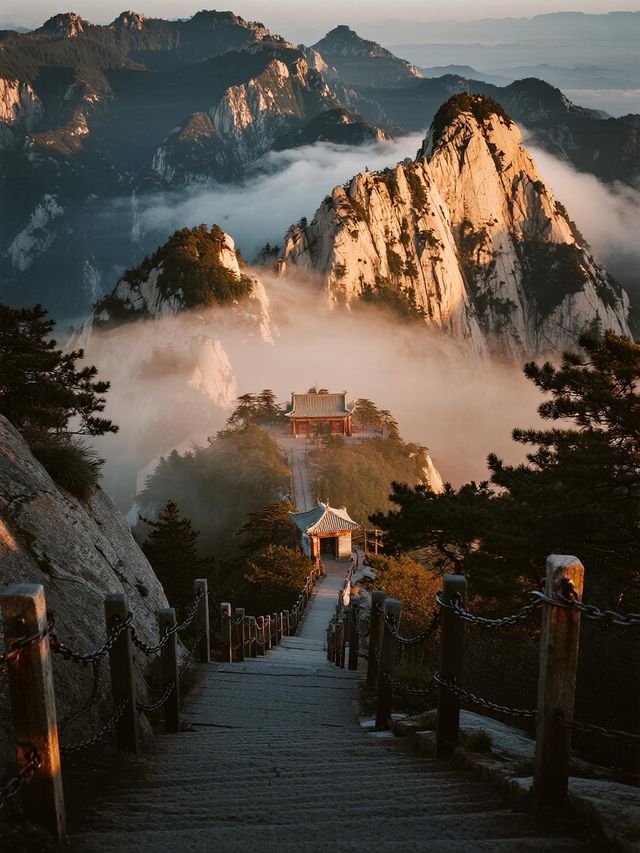 華山夜爬觀雲海！星空與日出交織的浪漫冒險