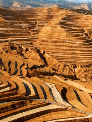 ฤดูใบไม้ร่วงในทุ่งขั้นบันไดของฮุ่ยหนิง มณฑลกานซู่ เปรียบเสมือนจานสีที่พระเจ้าทรงหลั่งไหลออกมา