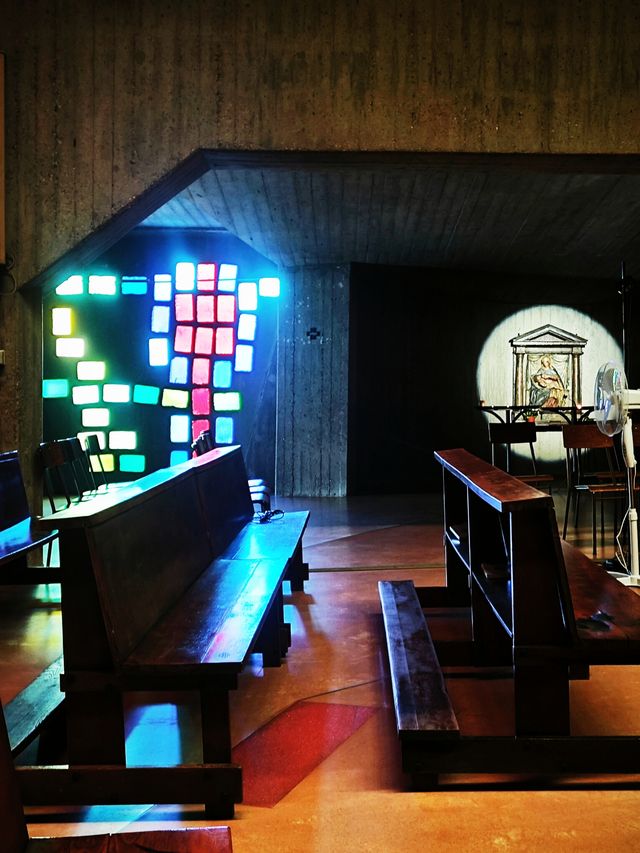 米蘭小眾粗野主義三角教堂 米蘭小眾粗野主義三角教堂