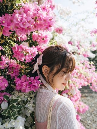 The secret white bougainvillea waterfall in Tainan's Jingdu area is super photogenic even on rainy days!