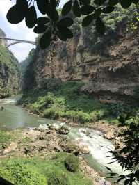 興義必打卡！穿越地球裂縫的瀑布仙境！   交通出行 地址：貴州省黔西南布依族苗族自治州興