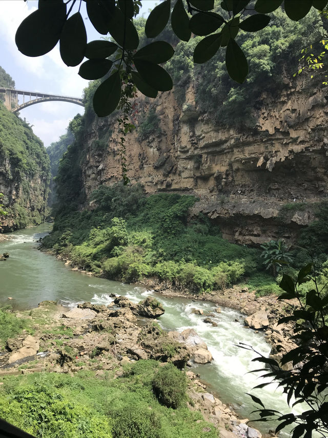 興義必打卡！穿越地球裂縫的瀑布仙境！   交通出行 地址：貴州省黔西南布依族苗族自治州興
