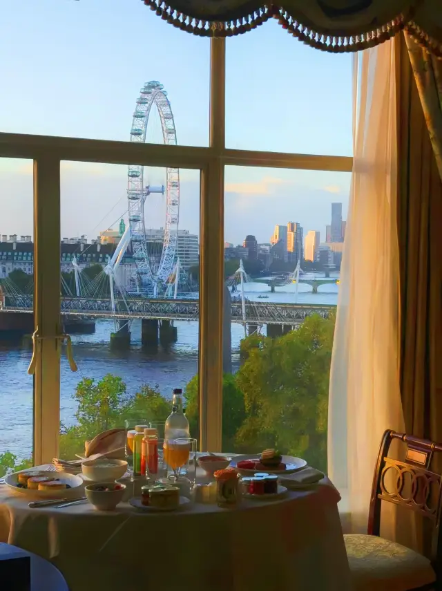 Stay here when you come to London! By the Thames River! A hotel worth visiting twice