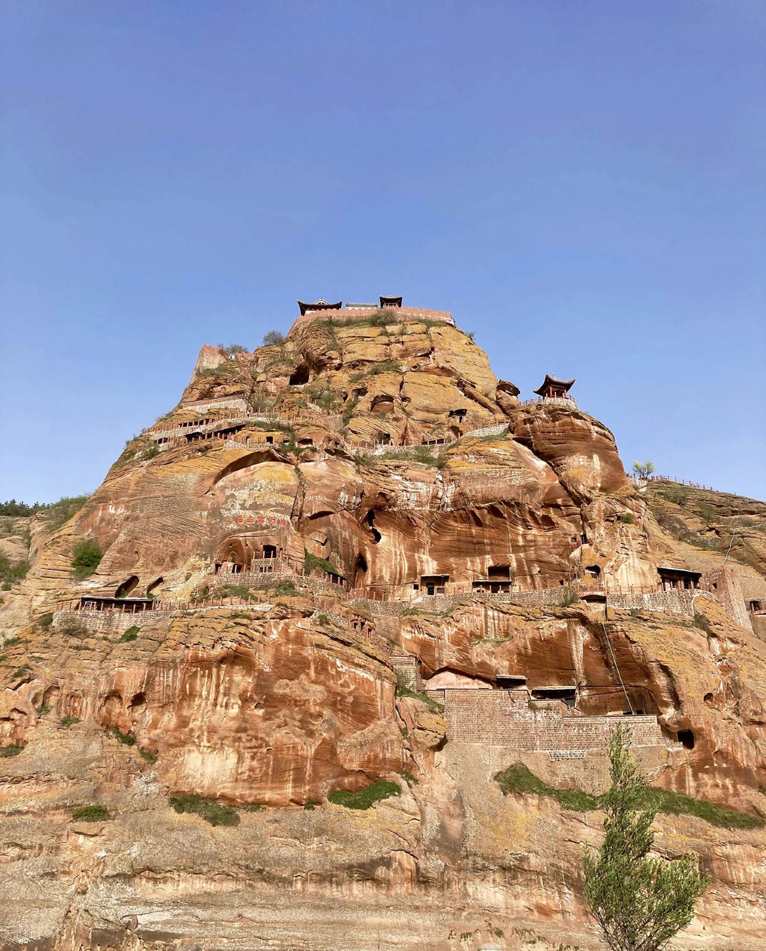 Free! A stunning cliffside village in northern Shaanxi! 🔥 Danxia landforms and a red tourism secret – less crowded, beautiful scenery, go check it out!
