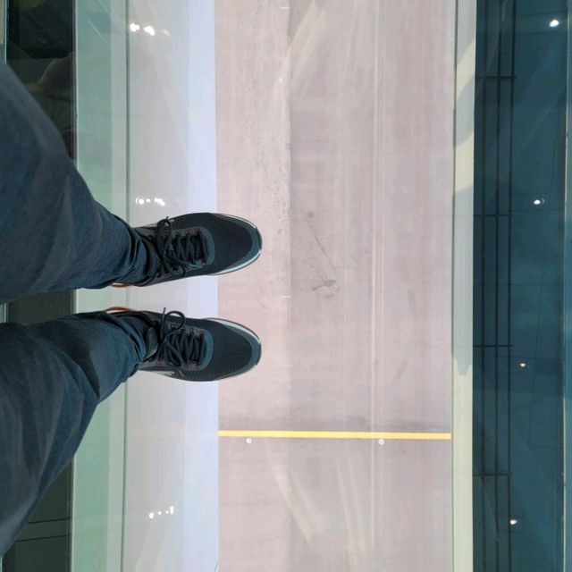 機場裡的玻璃天空走廊🌏🌁
