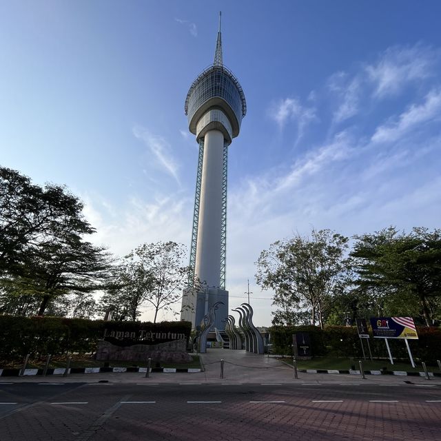 Enjoy riverview of Kuantan Riverbank