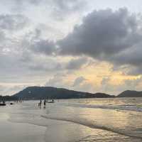 หาดทรายขาว น้ำทะเลใสๆ ที่หาดป่าตอง🌊