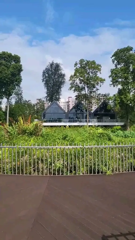 Pet-friendly Starbucks Nestled in the Greenery