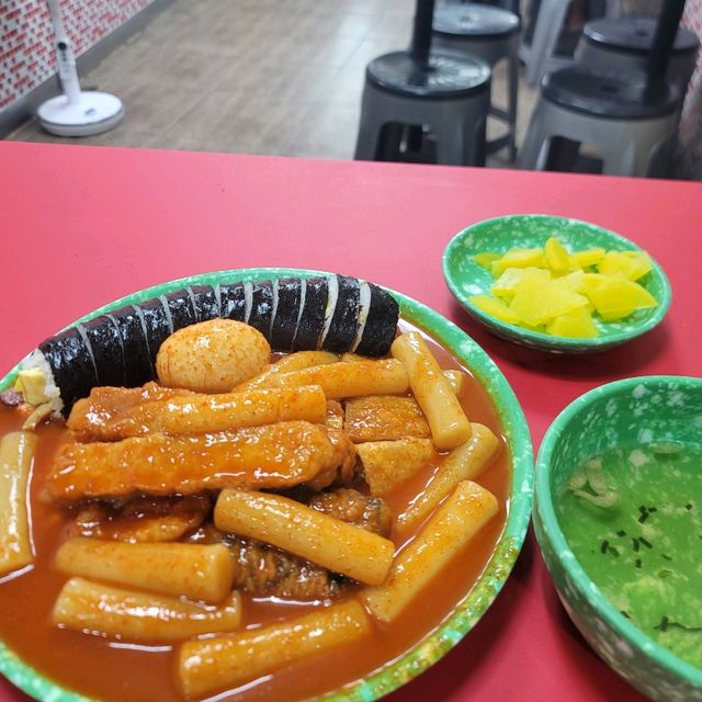 서귀포 여행 중 모닥치기의 원조집이라는 새로나 분식에서 한 끼.