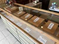 名古屋・伏見。街中で見つけた和菓子屋さん。『むらさきや』で生菓子を楽しむ。