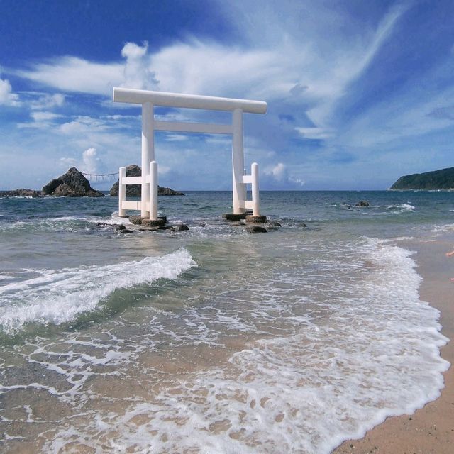【福岡-糸島】海に浮かぶ純白の白鳥居