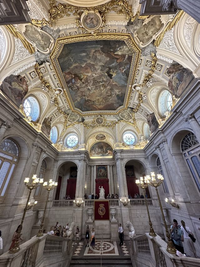 a beautiful palace in Madrid 😍🏰👑