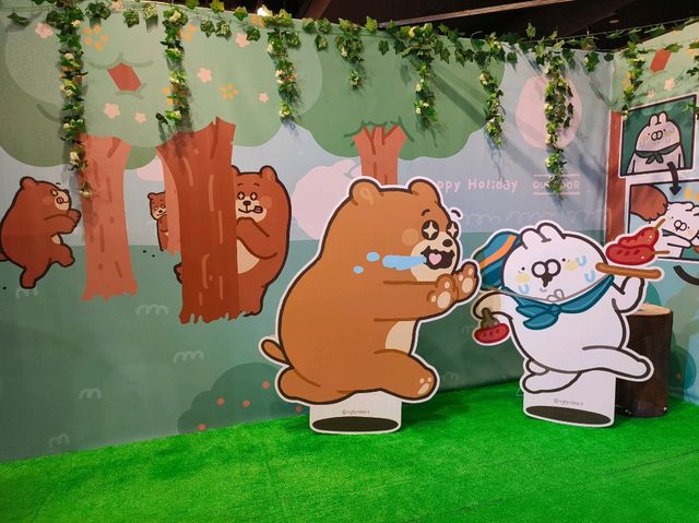 高雄夢時代-免費貼圖特展🎀|醜白兔的森林奇遇|（可可愛愛探險去）