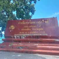 เดินชมทะเลสีคราม ที่ท่าเทียบเรือหาดราไวย์