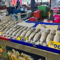 สะพานปลาอ่างศิลา ตลาดอาหารทะเลและของฝาก จ.ชลบุรี