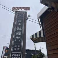 明るい店内の喫茶店