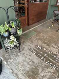 233 Poshtel คาเฟ่ บาร์ และที่พัก