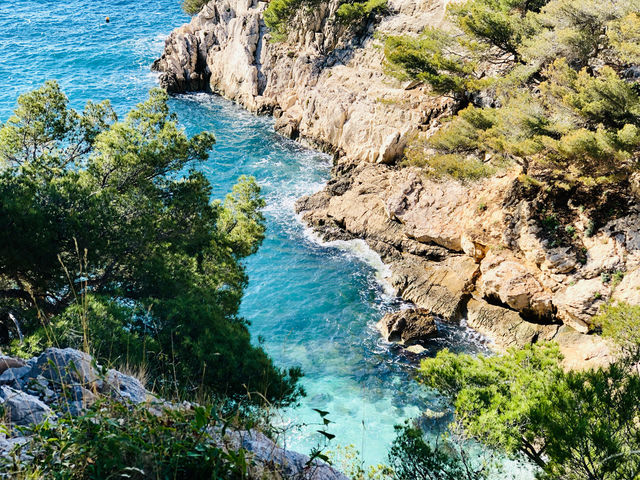 Calanques Majesty: Nature's Coastal Splendor
