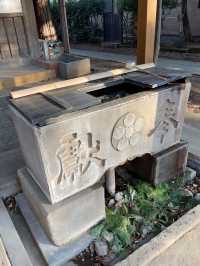 【小金井神社/東京都】緑生い茂る境内に石臼塚と弓道場
