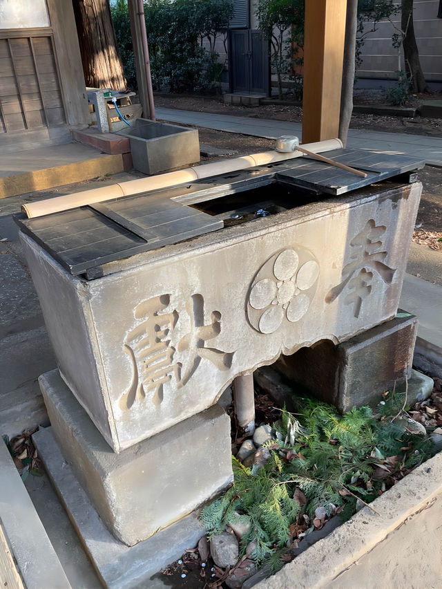 【小金井神社/東京都】緑生い茂る境内に石臼塚と弓道場