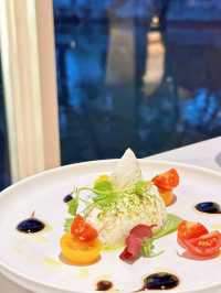「湖畔餐廳,享受美食與大自然的寧靜」
