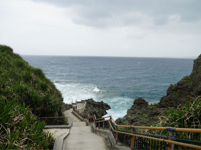 「沖繩自然勝地，觀景台見甘蔗田同自然海灘」